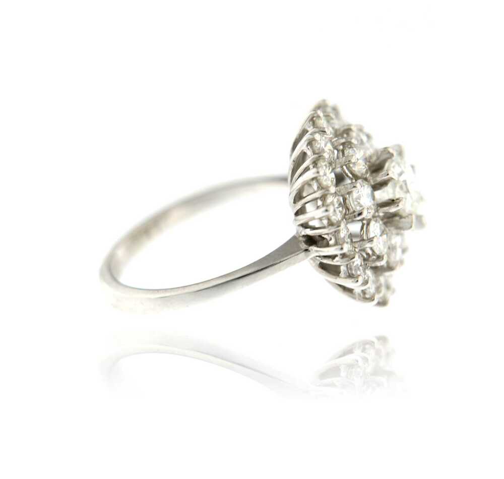 White gold ring with solitaire and brilliant entourage