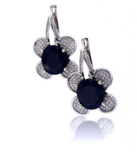Earrings whqite gold flower shape with sapphire and brilliants