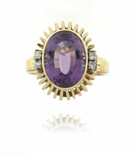 Yellow gold ring with amethyst and brilliants