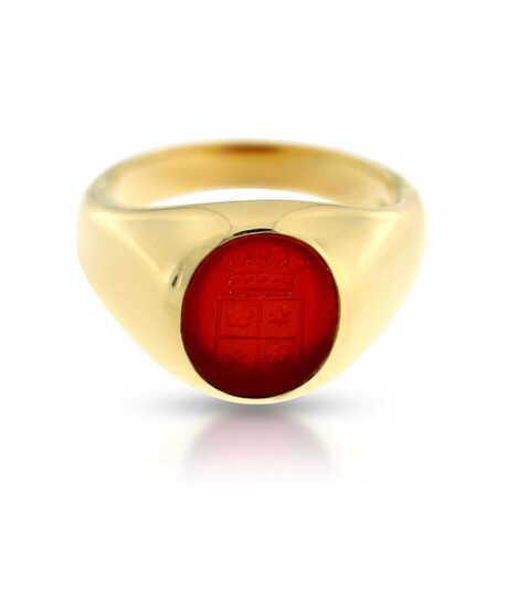 Signet ring in yellow gold with chalcedony