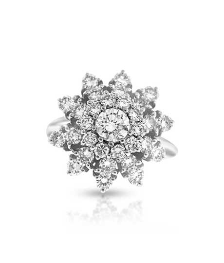 Bloemvormige witgouden ring met briljanten