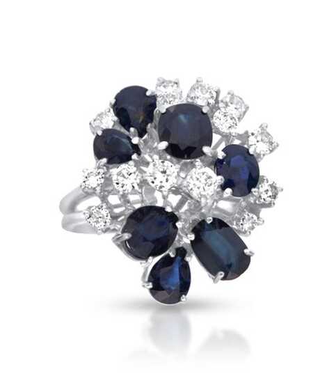 Witgouden ring versierd met een boeket van 7 donkerblauwe saffieren en 14 diamanten