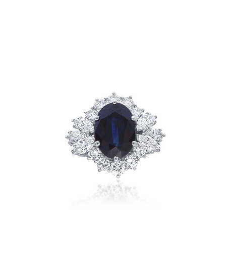 Entourage in platina met donkerblauwe saffier en 16 diamanten