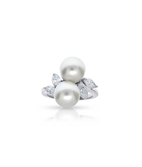 Platina ring met 2 Akoya parels en 4 diamanten