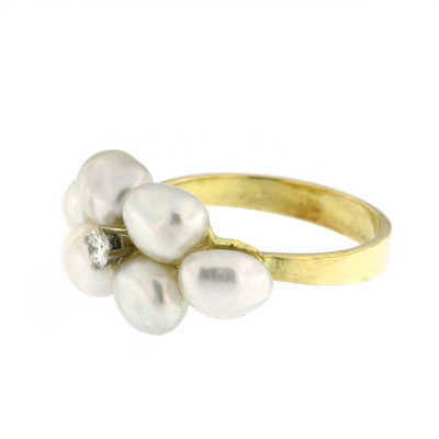 ellow gold ring with Biwa pearls and brilliant