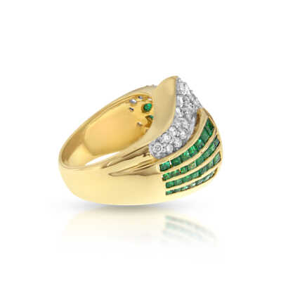 Yellow gold ring 18kt with emerald and diamonds