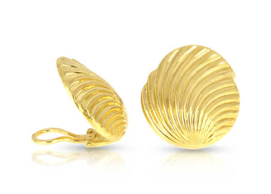 Yellow gold ear clips shell motif