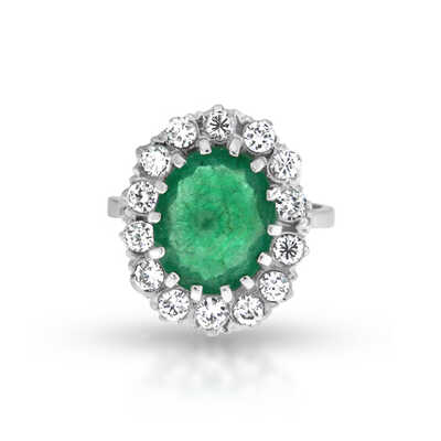 White gold ring entourage with emerald and 14 diamonds