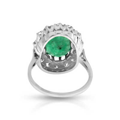 White gold ring entourage with emerald and 14 diamonds