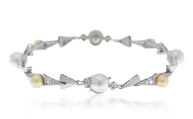 White gold bracelet with large, white pearls and small, yellow pearls and diamonds