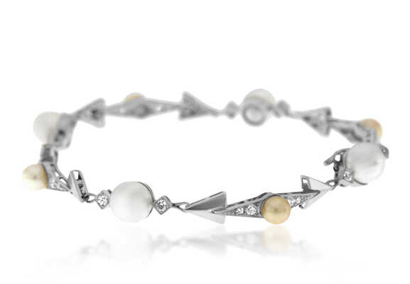 White gold bracelet with large, white pearls and small, yellow pearls and diamonds