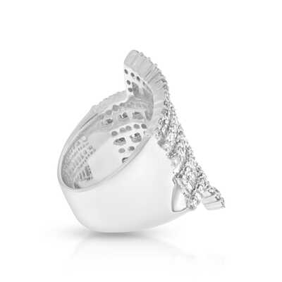 White gold ring with diamond baguettes and brilliants