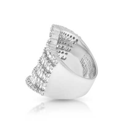 White gold ring with diamond baguettes and brilliants