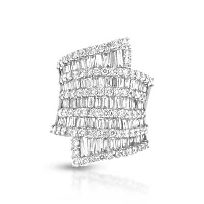 White gold ring with diamond baguettes and brilliants