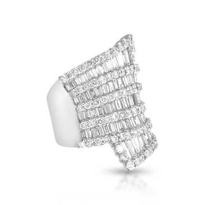 White gold ring with diamond baguettes and brilliants