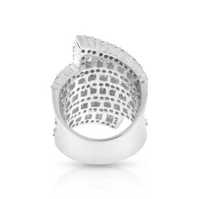 White gold ring with diamond baguettes and brilliants