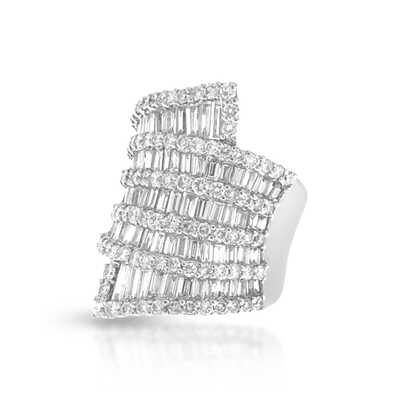 White gold ring with diamond baguettes and brilliants