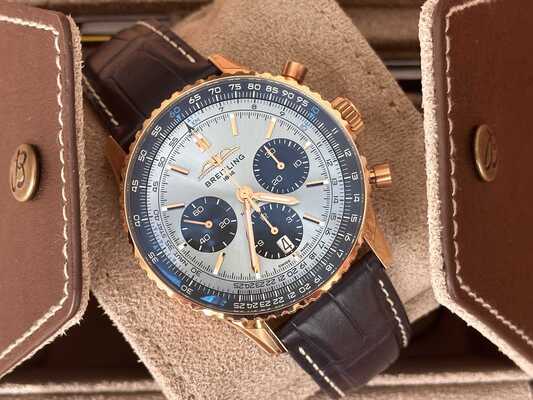 Breitling Navytimer World B01 chronograaf 43 gelimiteerde editie ref.