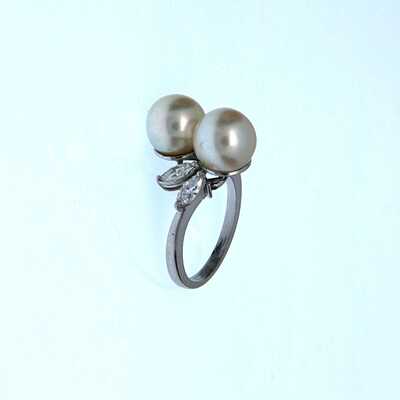 Platina ring met 2 Akoya parels en 4 diamanten