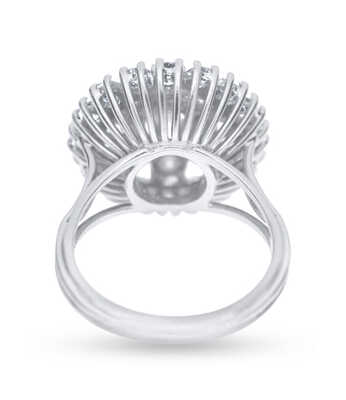 Ring in white gold with solitaire and entourage in 2 rows with 25 diamonds