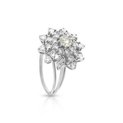 Flower-shaped white gold  ring with brilliants