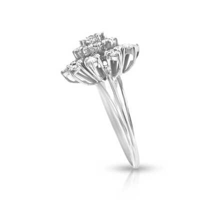 Flower-shaped white gold  ring with brilliants