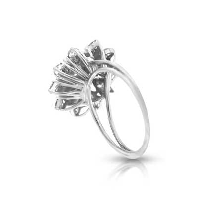 Flower-shaped white gold  ring with brilliants