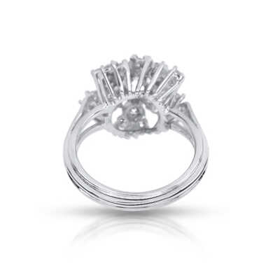 Ring in white gold with solitaire and entourage in flower shape