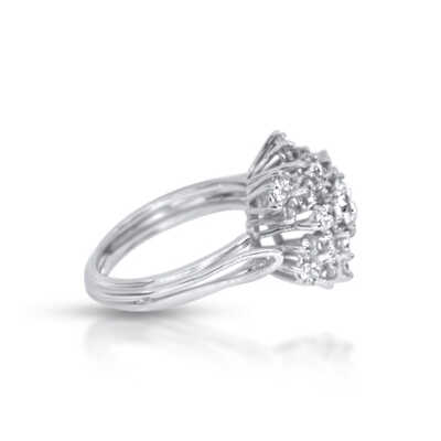Ring in white gold with solitaire and entourage in flower shape