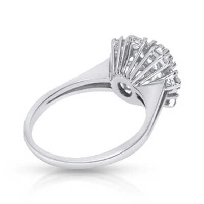 Ring in white gold with solitaire and entourage in 2 rows with 17 diamonds