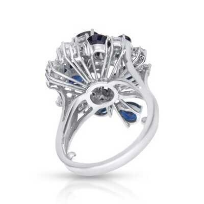 Ring in white gold decorated with a bouquet of 7 dark blue sapphires and 14 diamonds