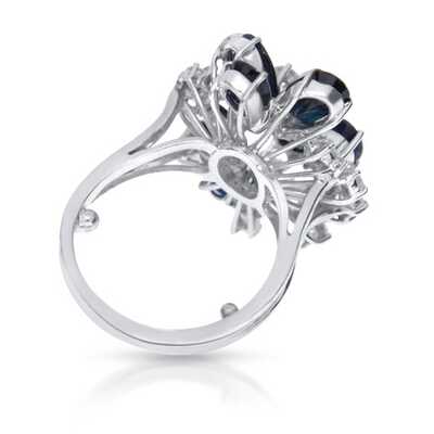 Ring in white gold decorated with a bouquet of 7 dark blue sapphires and 14 diamonds