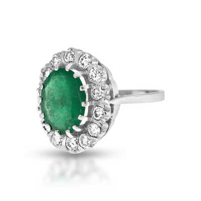 White gold ring entourage with emerald and 14 diamonds