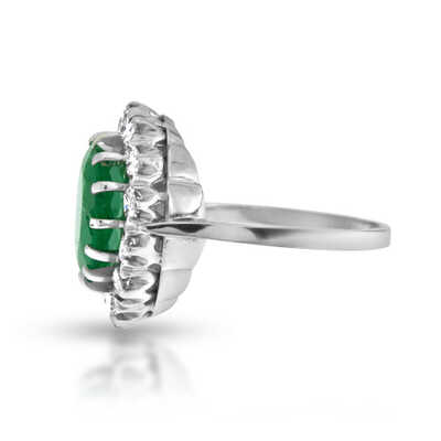 White gold ring entourage with emerald and 14 diamonds
