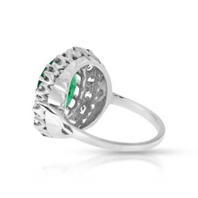White gold ring entourage with emerald and 14 diamonds