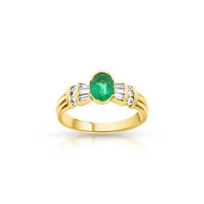 Yellow gold ring with emerald decorated with 6 baguettes and 6 brilliants