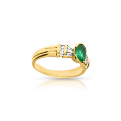 Yellow gold ring with emerald decorated with 6 baguettes and 6 brilliants