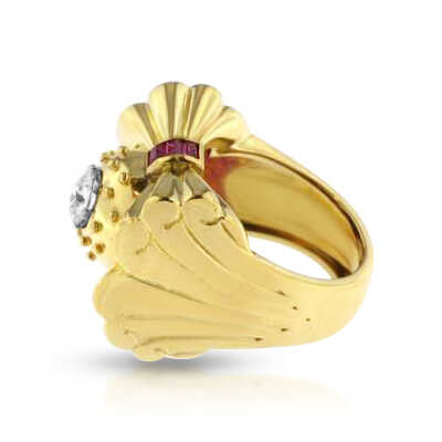 Yellow gold vintage ring with brilliant and rubies