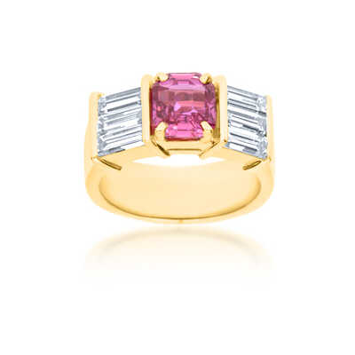 Art Deco ring in yellow gold with pink sapphire and baguettes