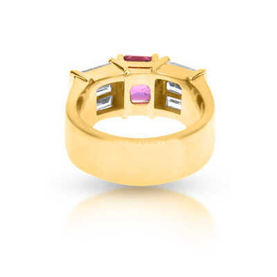 Art Deco ring in yellow gold with pink sapphire and baguettes