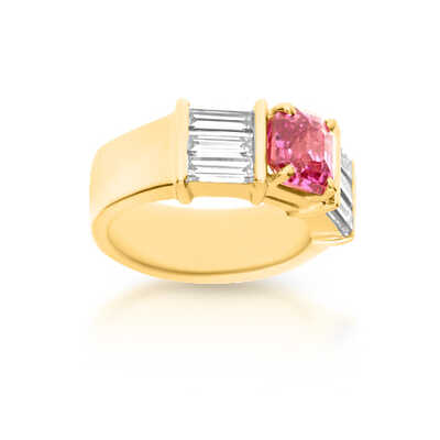 Art Deco ring in yellow gold with pink sapphire and baguettes