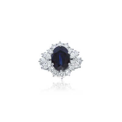 Entourage in platina met donkerblauwe saffier en 16 diamanten