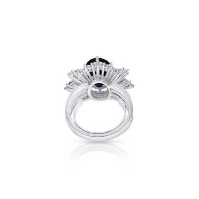 Entourage in platina met donkerblauwe saffier en 16 diamanten