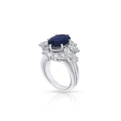 Entourage in platina met donkerblauwe saffier en 16 diamanten
