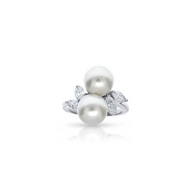 Platina ring met 2 Akoya parels en 4 diamanten