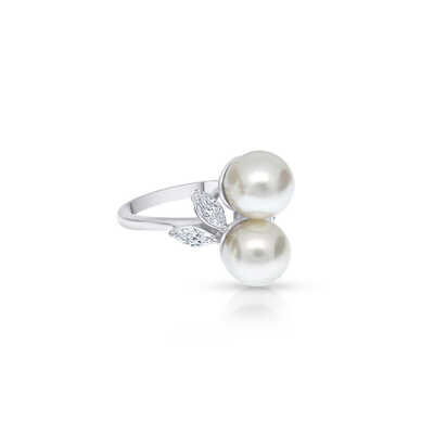 Platina ring met 2 Akoya parels en 4 diamanten