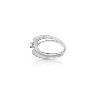 Witgouden solitaire met een briljant gezet in een organisch golvende ringband