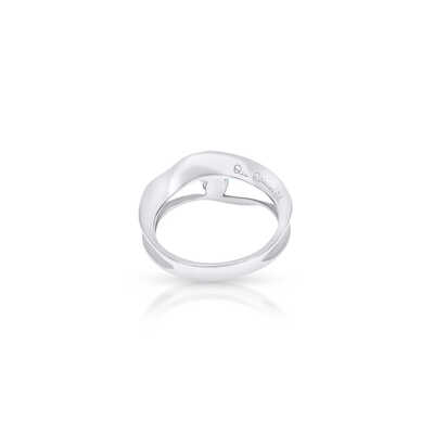 Witgouden solitaire met een briljant gezet in een organisch golvende ringband